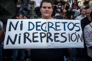 "Keine Dekrete, keine Repression" - Protest gegen den autokartischen Regierungsstil Macris (Foto: M.A.f.I.A. CC BY-NC-ND 3.0)